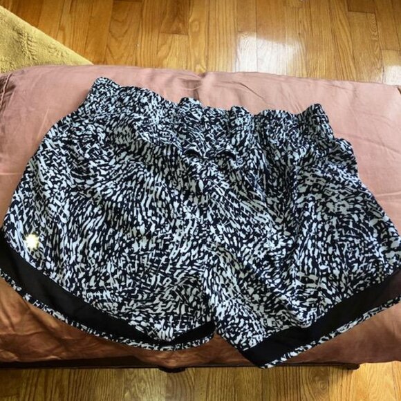 Athleta Printed Mesh Racer 4” Shorts in Black White Speckle Sz XS/SM EUC - Picture 3 of 11